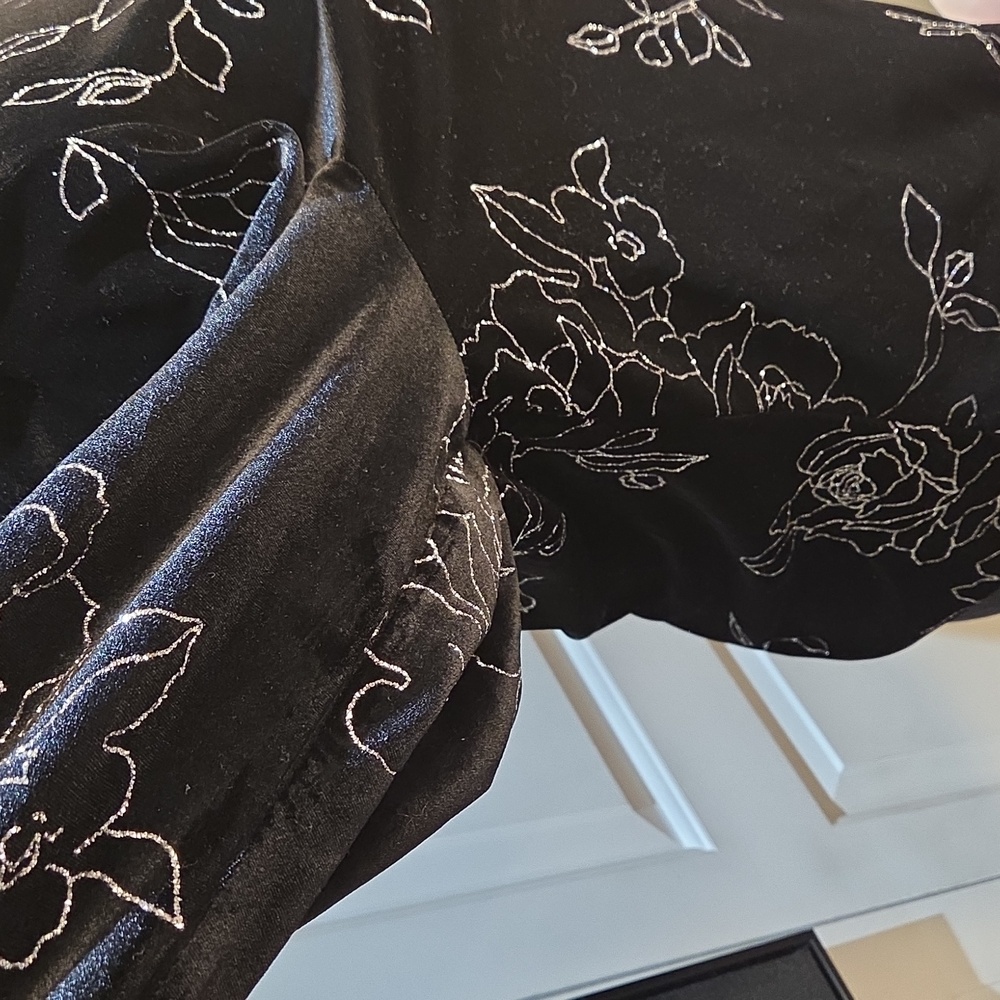 Nwot 18/20W Fashion BUG Chic Black Floral Velvet Blouse - Picture 15 of 17